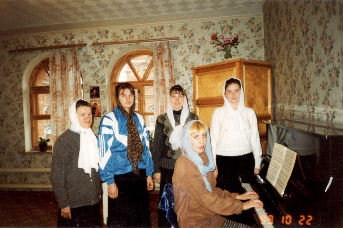 Зав.регентским отделением Мишанина Ирина Геннадьевна со студентами регентского отделения 2002 г.